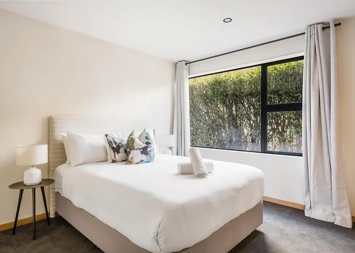 Stunning Alpine Views, Easy Walking, 3 Bathrooms *