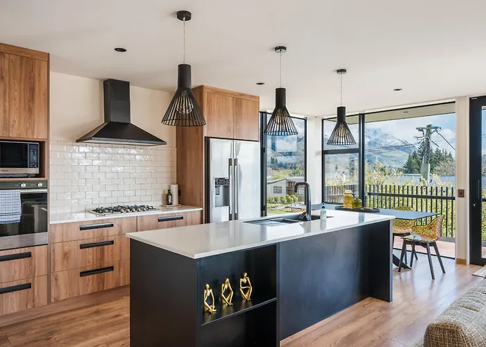 Stunning Alpine Views, Easy Walking, 3 Bathrooms * Wanaka