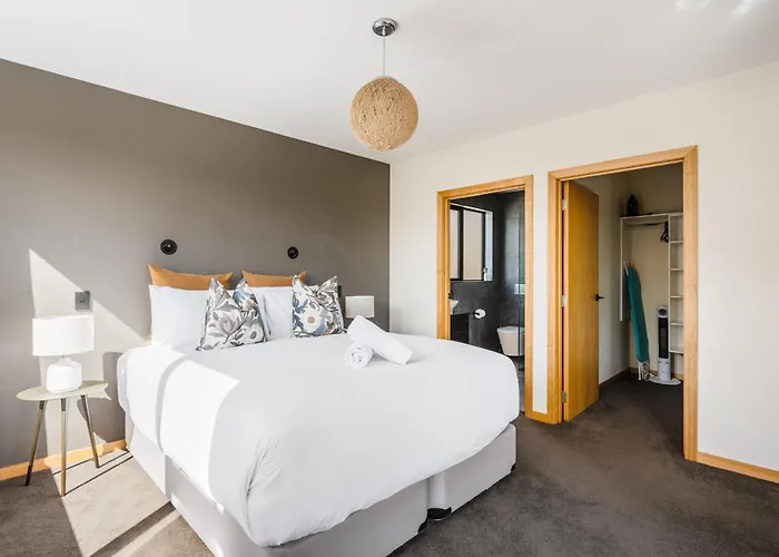 Stunning Alpine Views, Easy Walking, 3 Bathrooms Hébergement de vacances Wanaka