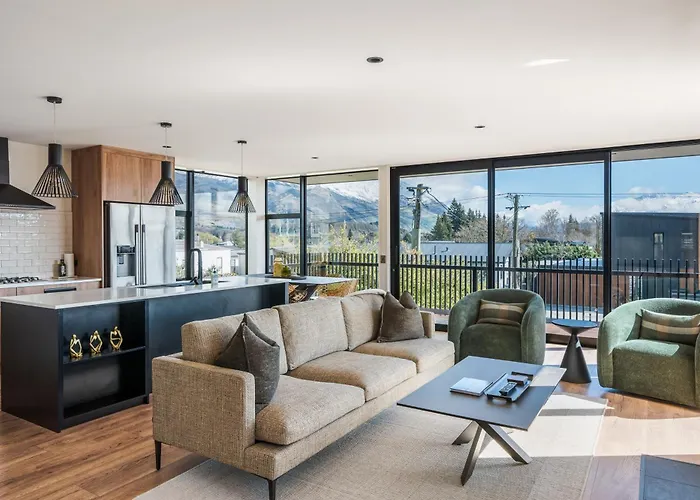 Stunning Alpine Views, Easy Walking, 3 Bathrooms * Wanaka